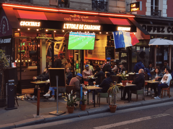 Best Sports Bars in Paris - L'étoile de Charonne