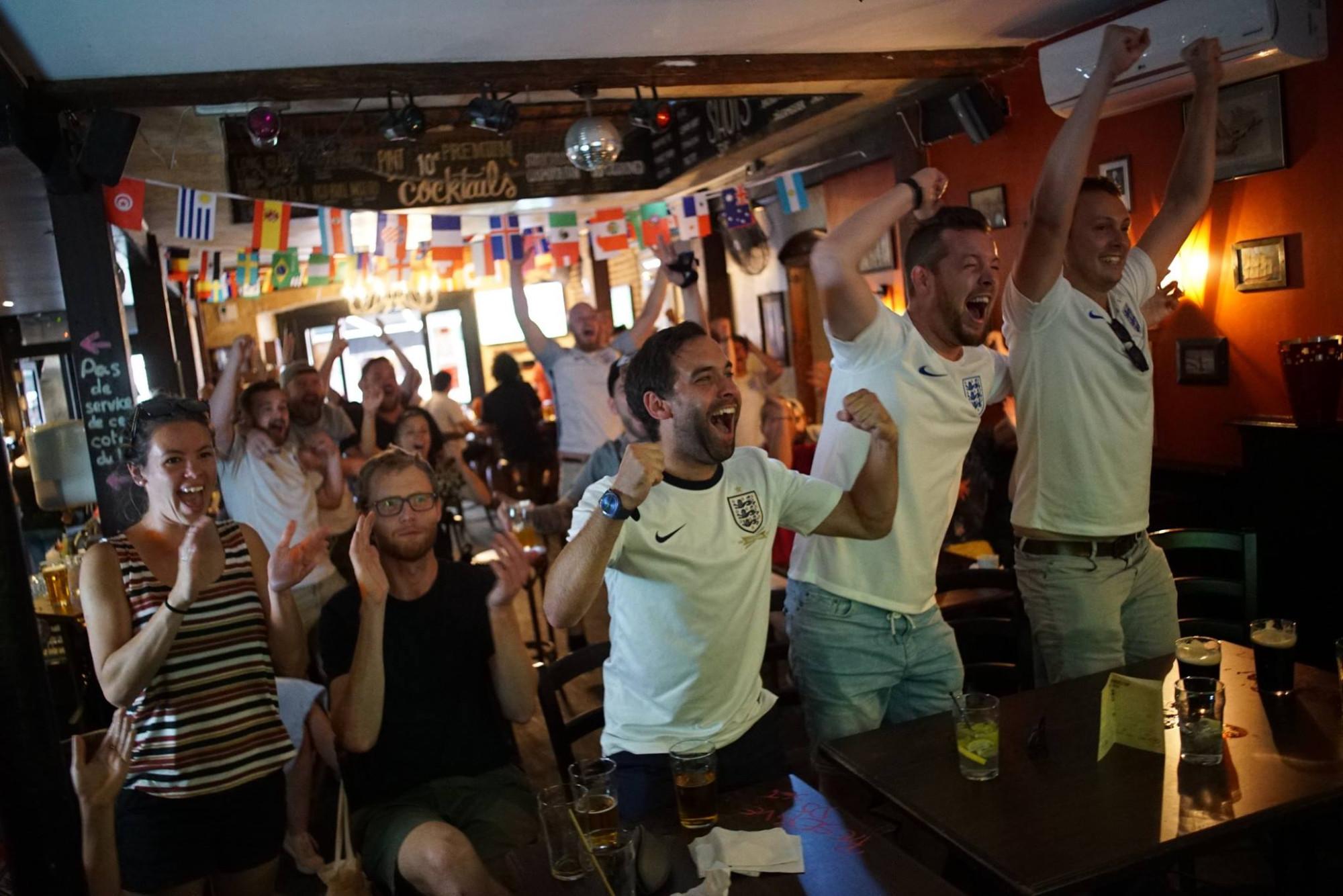 Best Sports Bars in Bordeaux - HMS Victory