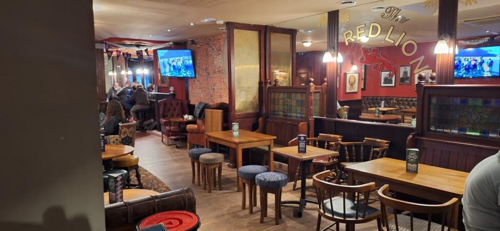 Best Sports Bars in Bordeaux - The Red Lion