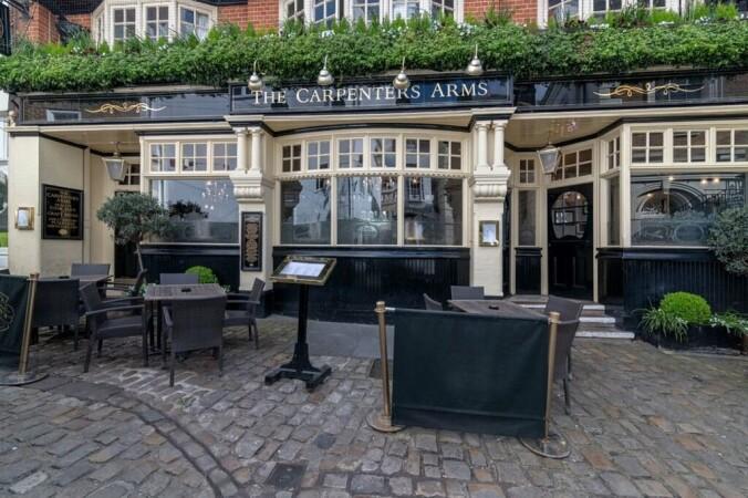 Best Sports Bars in Windsor - Carpenters Arms