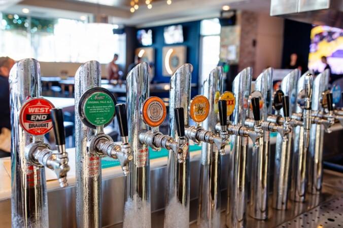 Best Sports Bars in Port Lincoln - Port Lincoln Hotel - Sharkys Sports Bar