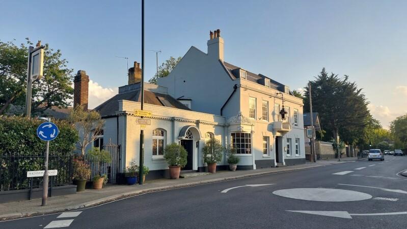 Best Sports Bars in Twickenham - Crown, Twickenham