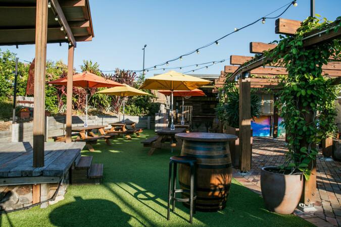 Best Sports Bars in Meridan Plains - Parklands Tavern