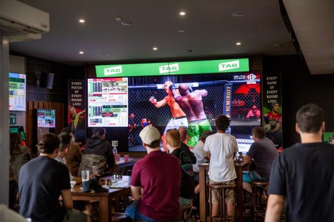 Best Sports Bars in Meridan Plains - Parklands Tavern
