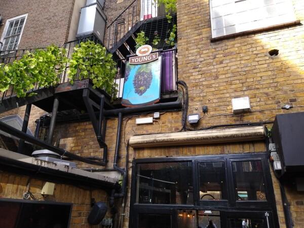 Best Sports Bars in London - Bunch of Grapes