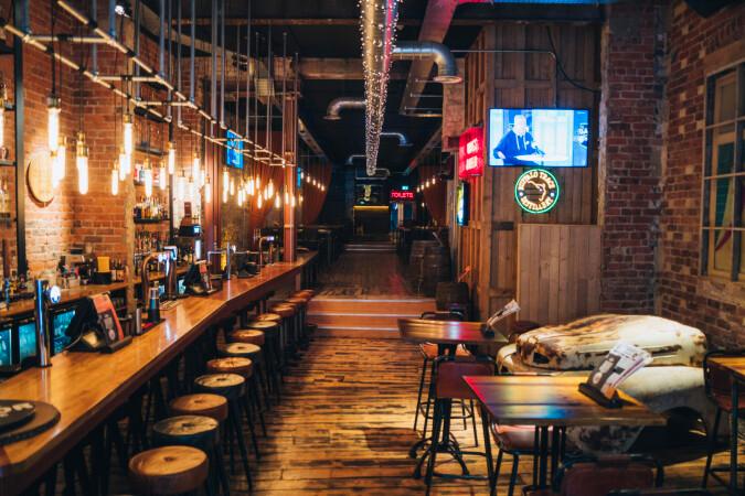 Best Sports Bars in Newcastle upon Tyne - Louie's Liquor Store