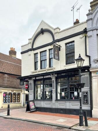 Best Sports Bars in Rochester - Queen Charlotte Rochester