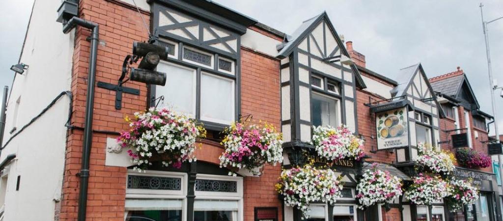 Best Sports Bars in Stockport - The Three Tunnes