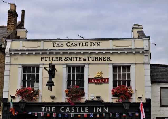 Best Sports Bars in Ealing - Castle Inn