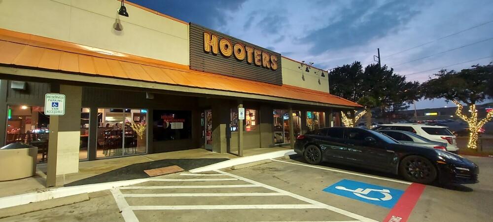 Best Sports Bars in Irving - Hooters @ Irving