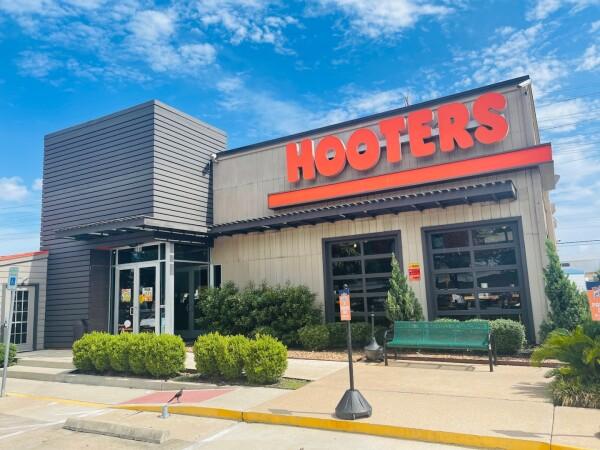 Best Sports Bars in Houston - Hooters @ Kirby