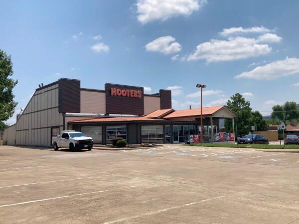 Best Sports Bars in Plano - Hooters @ Plano