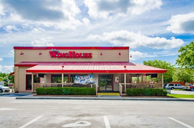 Best Sports Bars in Orlando - Winghouse Xvi