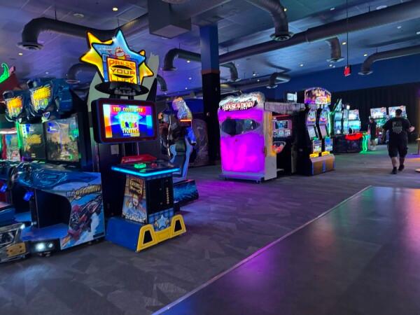 Best Sports Bars in Islandia - Dave & Busters @ Islandia