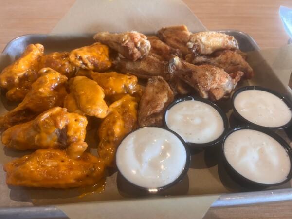 Best Sports Bars in Peoria - Buffalo Wild Wings @ East Peoria, Il