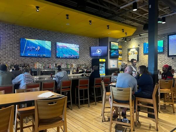 Best Sports Bars in Peoria - Buffalo Wild Wings @ East Peoria, Il