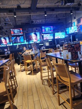Best Sports Bars in Warren - Buffalo Wild Wings @ Warren, Mi