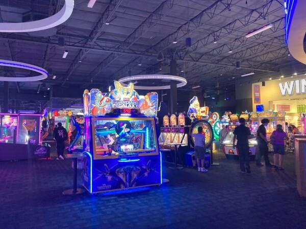Best Sports Bars in Glendale - Dave & Busters @ Glendale