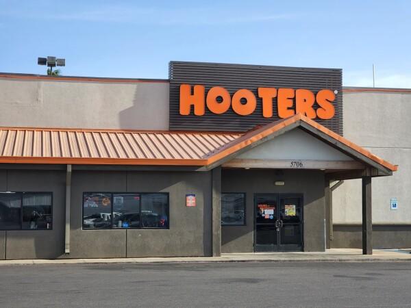 Best Sports Bars in Laredo - Hooters @ Laredo