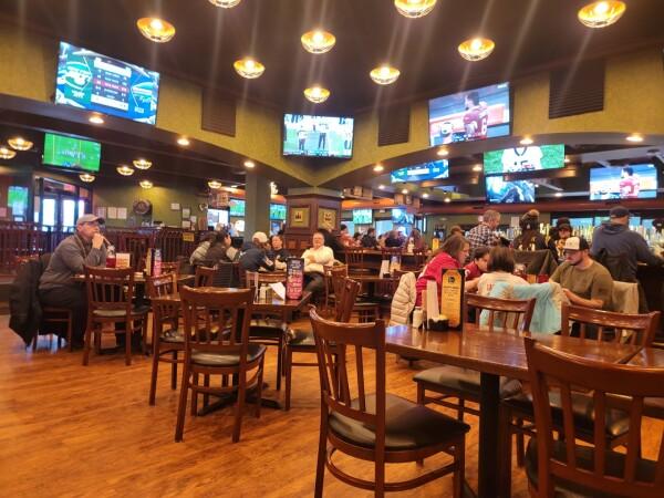 Best Sports Bars in Anchorage - 907 Ale House & Grill