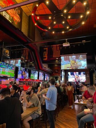 Best Sports Bars in Chicago - Standard Bar & Grill