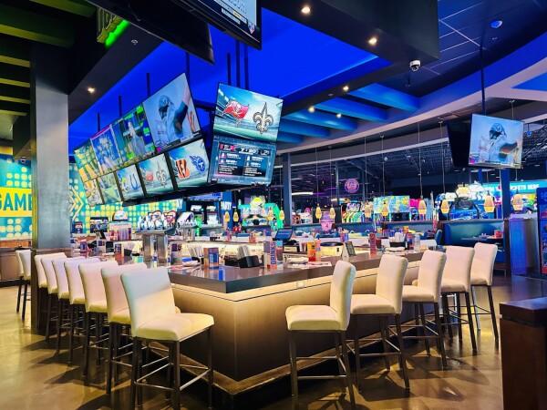 Best Sports Bars in Wichita - Dave & Busters @ Wichita