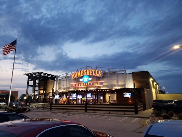 Best Sports Bars in Katy - Bombshells @ Katy Frwy