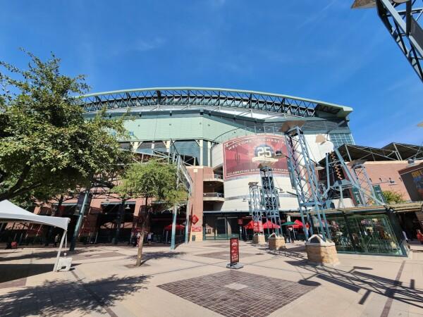 Best Sports Bars in Phoenix - Caesars Sportsbook @ Chase Fields