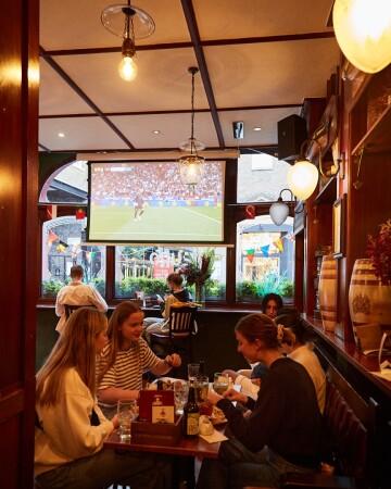 Best Sports Bars in Covent Garden - Crown & Anchor