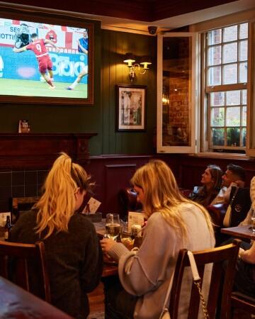 Best Sports Bars in Covent Garden - Crown & Anchor