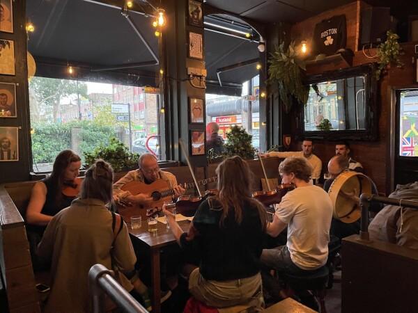 Best Sports Bars in London - Howl At The Moon