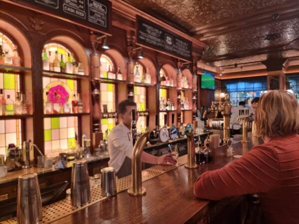Best Sports Bars in London - Howl At The Moon