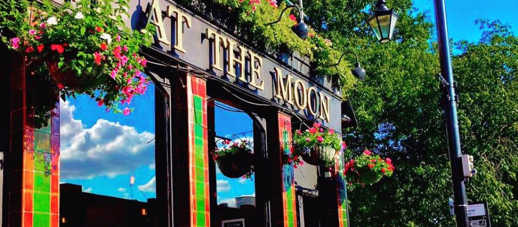 Best Sports Bars in London - Howl At The Moon