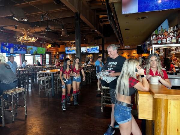 Best Sports Bars in Sarasota - Twin Peaks Restaurant @ Sarasota