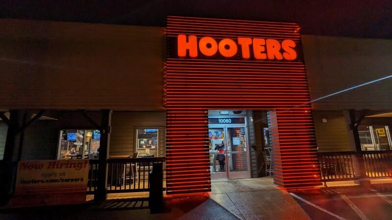 Best Sports Bars in Fairfax - Hooters @ Fairfax Ii