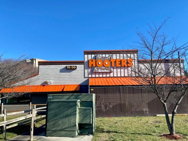 Best Sports Bars in Fredericksburg - Hooters @ Fredericksburg