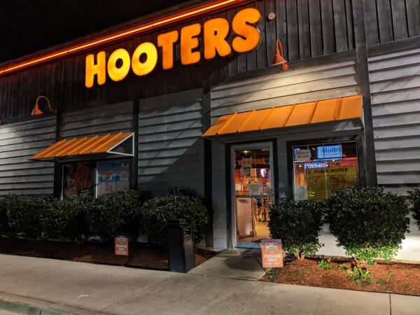 Best Sports Bars in Waldorf - Hooters @ Waldorf Md
