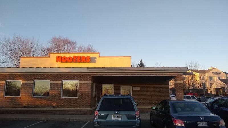 Best Sports Bars in Woodbridge - Hooters @ Potomac Mills