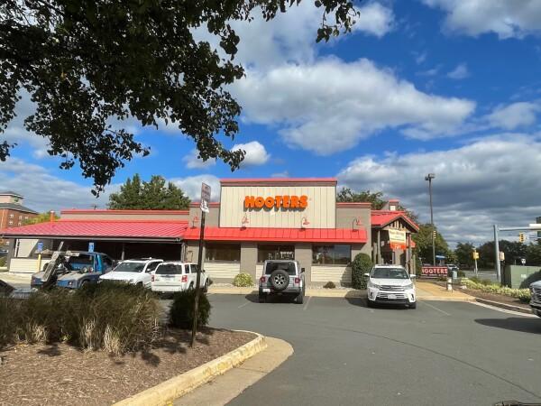 Best Sports Bars in Chantilly - Hooters @ Chantilly