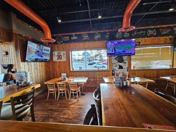 Best Sports Bars in Chantilly - Hooters @ Chantilly