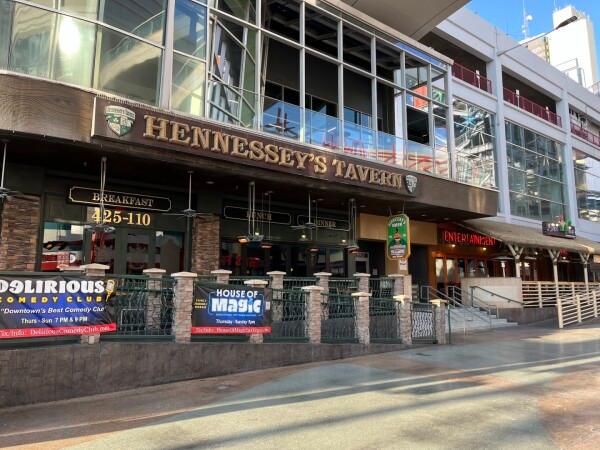 Best Sports Bars in Las Vegas - Hennesseys Tavern @ Las Vegas