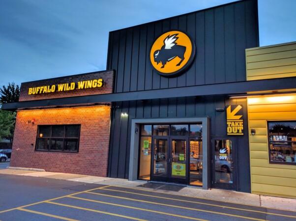 Best Sports Bars in St. Paul - Buffalo Wild Wings @ St. Paul, Mn - Snelling Ave.
