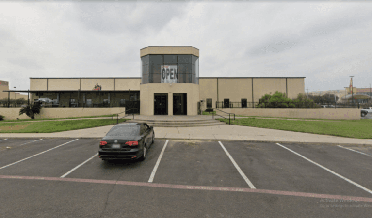 Best Sports Bars in Laredo - Hal's Restaurant Bar