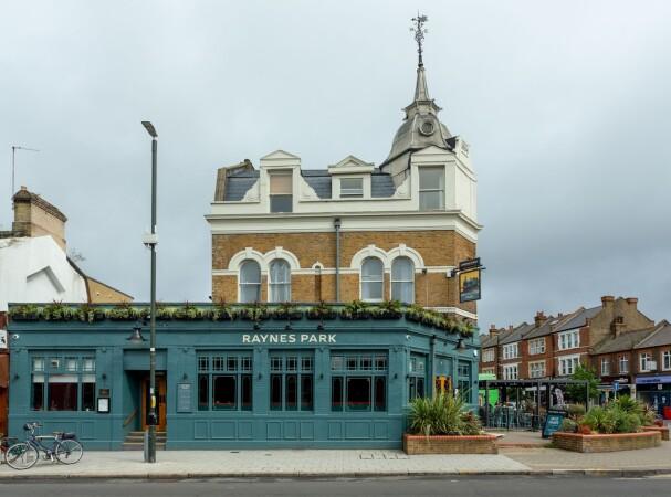 Best Sports Bars in London - The Raynes Park Tavern