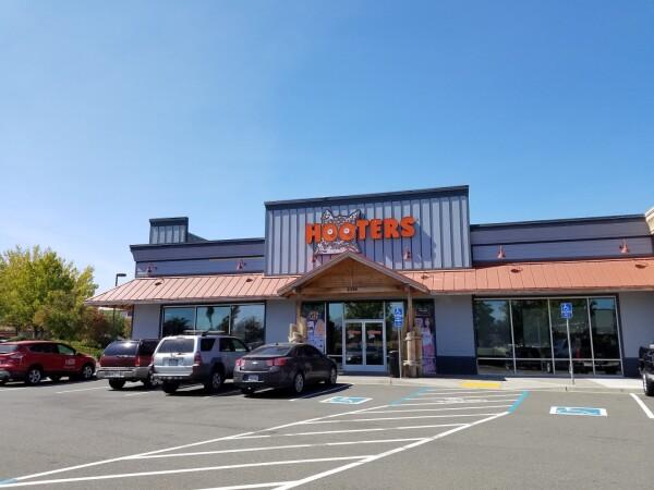Best Sports Bars in Rohnert Park - Hooters @ Rohnert Park