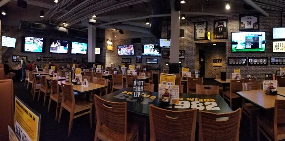 Best Sports Bars in Portland - Buffalo Wild Wings @ Portland. Or - Downtown