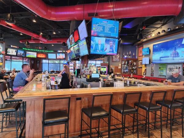 Best Sports Bars in Elgin - Rookies 2