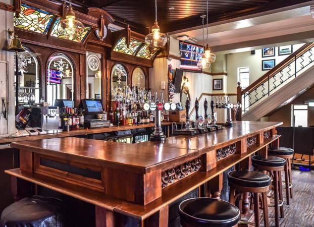 Best Sports Bars in Manchester - Seven Oaks