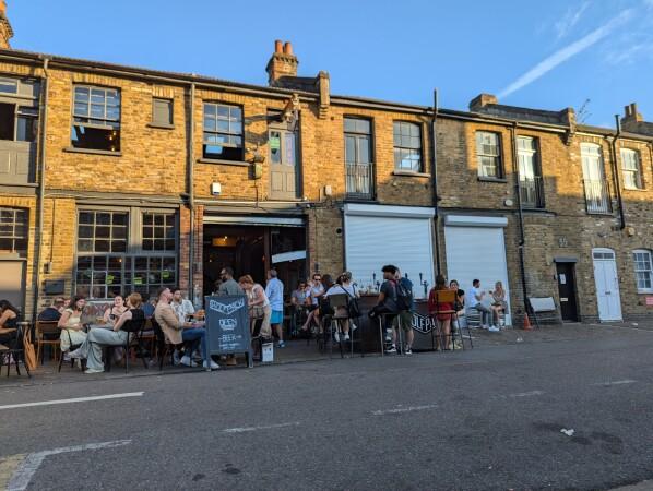 Best Sports Bars in London - Wolfpack Queens Park