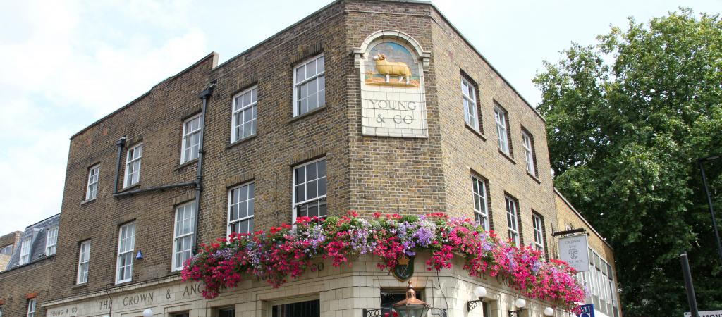Best Sports Bars in London - The Crown & Anchor